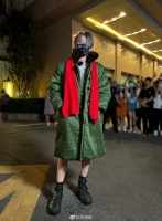 刘雨昕三伏天穿军大衣 晒照称谢谢节目组