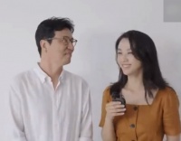 汤唯与老公金泰勇罕同框，祝贺中韩建交30周年，俩人相视对笑好甜
