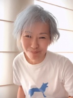 59岁叶童罕露面，满头白发皱纹明显，表情搞怪乐观开朗