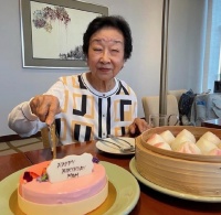 88岁方太近况曝光，精神奕奕与女儿庆生，年事已高眼睛眯成一条线