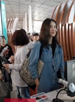 宋佳 你笑起来真的看 在机场过安检时开心 气质知性优雅