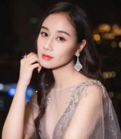 赌王千金何超欣，样貌酷似利智，容貌身份令人生疑？