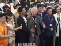 性感女性骚扰吴京！多次挽臂摸背凸显亲昵，被甩开后仍不放弃