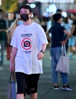慎婕几天涨粉30万，王思聪管她管得比较严，12点前回家
