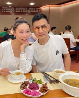 TVB女艺人杨卓娜带女儿们为老公庆生 挽着老公手臂一家人开心合影