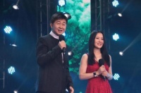 56岁付笛生现身小餐馆，吃快餐喝廉价啤酒，网友：一首歌吃一辈子
