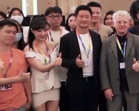 吴京遭低胸装辣妹强行挽手，两次甩手挣脱拒绝，获称赞男德守门员