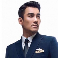 胡兵晒出与李若彤合照，俊男美女如情侣，还有共同爱好