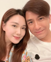 汤洛雯罕见秀恩爱！马国明搂着女友在海边看日落