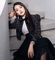 伊能静晒和儿子庾恩利合照，一身长裙身材优越，与儿子酷似姐弟