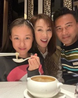 郭可盈带趁着暑假爱女在街边卖旗筹款 母女俩为公益心情大好