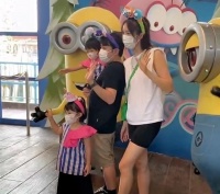 王祖蓝带俩女儿逛环球影城，李亚男全家最高，合照时屈膝细节好有爱