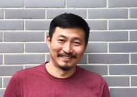 “张大彪”战卫华顶烈日干活，汗流浃背不嫌累，摘下柿子直接生啃