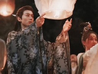 堂堂月尊会弯腰为她穿鞋，会在她出门时为她准备吃的……
