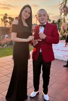 庾澄庆儿子再换火辣中空装！戴长假发穿比基尼，用手遮胸眼神妩媚