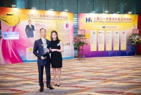 港姐翁嘉穗罕见晒夫妻合照，68岁丈夫保养极佳，两人不像老夫少妻