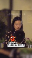 董洁饭局和男子牵手热聊，好友聚会，董洁素颜好漂亮啊