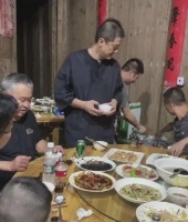 李亚鹏现身农村吃酒席，坐姿端正儒雅，引起网友热议