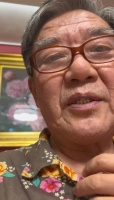 李立群风波后首次聚会！妻子给老板敬酒兴致高，一头白发打扮简朴