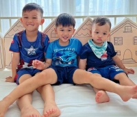 胡杏儿老公晒三个儿子合体照 互动有爱表情激萌