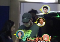 陈凯歌带妻儿吃饭被拍！单手插兜霸气十足，一旁陈红素颜皮肤油亮