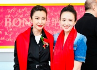 李冰冰章子怡同框合影！打扮干练气场太强，众多大咖富豪齐现身