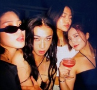 伊能静儿子哈利穿女装，靠在女孩子身上，还在脖子上系绳子