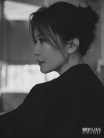 俞飞鸿最新杂志光影大片释出 身穿素色长裙尽显温婉优雅