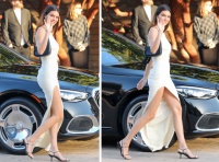 詹娜好仙！穿高叉长裙亮相，露白皙美腿，一心扑事业不考虑生娃