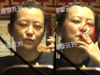 43岁郝蕾吃饭抽烟被拍！叼香烟熟练吐烟圈，皮肤蜡黄双眼皮太宽