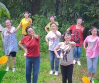 杨昆近况曝光，回昆明老家站泥地里跳舞，与老公结婚多年很甜蜜