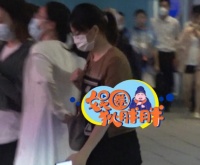 央视主持人董卿近照曝光，素颜出街状态好，穿着低调无人识