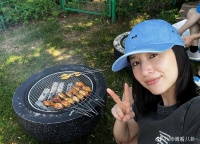 深夜紧搂男士脖子！流泪不舍离开，男方手牵女伴，董洁行为太迷惑