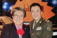 父亲去世后，62岁笑星黄宏首次露面，出席活动表情凝重显憔悴