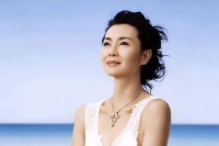 55岁张曼玉近照，嫁老外被家暴，如今年过半百无儿无女还单身