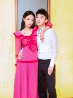 一直被孙怡骗了，和路人拍照的她像个高巨人，这是进小人国了？