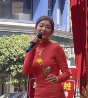 李彩桦穿红装街头商演！出场费高达48万，身家过亿拒绝富二代求爱
