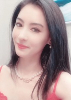 42岁张柏芝被狗咬伤，躺床上一脸痛苦尖叫不断，脖子上还贴着膏药