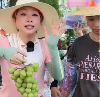 55岁港星内地摆摊，捧葡萄卖力吆喝无人理，45度高温热得大汗直流