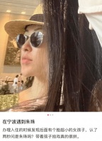 38岁朱珠带女儿拍戏被偶遇 绿色碎花长裙清新优雅