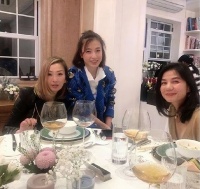 香港的两个豪门富太，一个一顿饭吃60个黄油蟹，另一个却吃农家乐