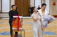 前脚送走陈浩民，后脚又力邀港星吴启华，半跪姿握手被批客气过头