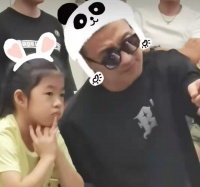 汪峰女儿醒醒近照曝光，眉眼和妈妈章子怡太像，被爸爸揽入怀中