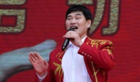 大衣哥准儿媳晒婚纱照秀恩爱，陈亚男委屈发文：我才是明媒正娶！