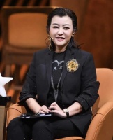 演员郝蕾现身平价餐馆，手叼烟卷似老烟枪，网友：俨然一副大姐样