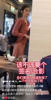 陈慧琳低调现身小餐馆，50岁身材高挑似少女，捐50所学校与人拼桌