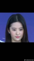分手后出席活动，没有尴尬一切都显得很自然，是完全放下了