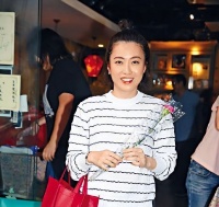 甘比女儿穿3万外套，郭晶晶连拿几个代言，却让儿子穿国产运动服