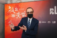 86岁谢贤外出被偶遇，独立拄拐乘梯不用搀扶，腰杆挺拔不服老