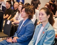 时隔三年，苏翊鸣与日本教练一家团聚，网友：小师妹真的好漂亮